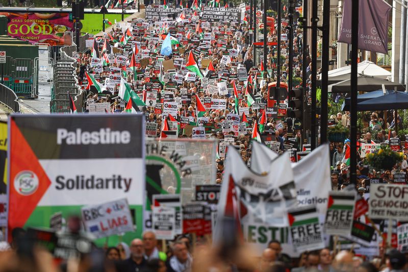 &copy; Reuters. متظاهرون يشاركون احتجاج تضامنا مع الفلسطينيين في غزة في لندن ببريطانيا يوم السبت. تصوير: هانا مكاي - رويترز.