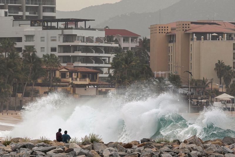 &copy; Reuters. People observe waves breaking on the beach as Hurricane Norma barrels towards the Baja California peninsula, in Cabo San Lucas, Mexico, October 20, 2023. REUTERS/Fernando Castillo 