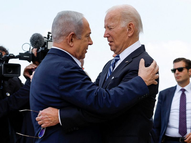 &copy; Reuters. FOTO DE ARCHIVO: En medio siglo de vida pública, el presidente estadounidense Joe Biden ha demostrado un apoyo inquebrantable a Israel. En esta foto Biden es recibido por el primer ministro israelí Benjamin Netanyahu, en su visita a Israel en medio del 