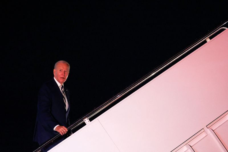 &copy; Reuters. FILE PHOTO: U.S. President Joe Biden boards an Air Force One plane at Joint Base Andrews, Maryland, U.S., October 20, 2023. REUTERS/Julia Nikhinson