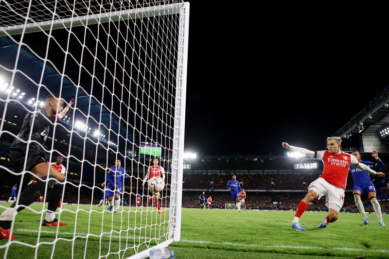 &copy; Reuters. لياندرو تروسار يحرز هدف أرسنال الثاني في مرمى تشيلسي بالدوري الإنجليزي الممتاز لكرة القدم في لندن يوم السبت. تصوير: ديفيد كلاين - رويترز.