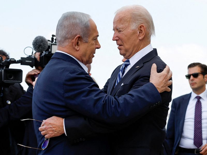 &copy; Reuters. رئيس الوزراء الإسرائيلي بنيامين نتنياهو يرحب بالرئيس الأمريكي جو بايدن في تل أبيب يوم 18 أكتوبر تشرين الأول 2023. تصوير: إيفلين هوكستين - رويتر