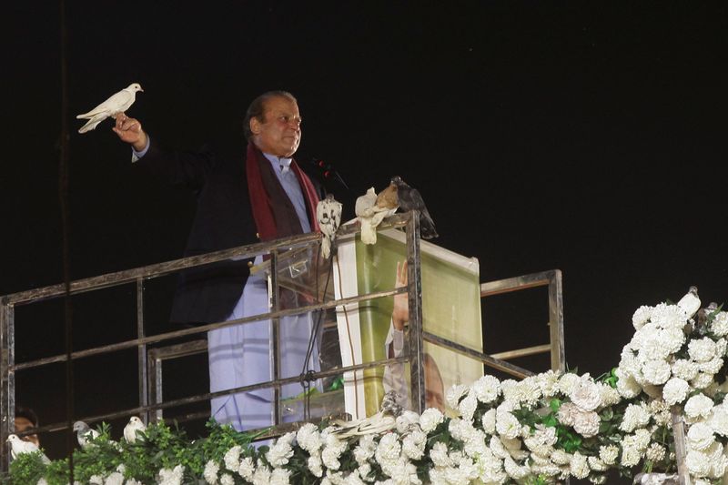 © Reuters. Pakistan's former Prime Minister Nawaz Sharif prepares to release a pigeon in front of supporters, following his arrival from a self-imposed exile in London, ahead of the 2024 Pakistani general election, in Lahore, Pakistan, October 21, 2023. REUTERS/Mohsin Raza