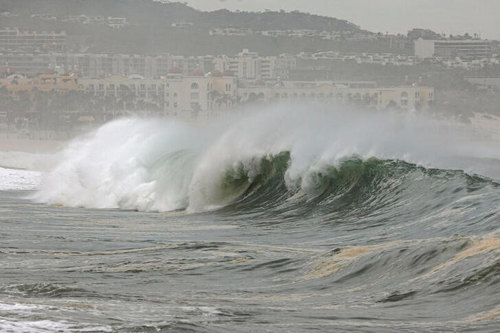 &copy; Reuters. Un fuerte oleaje alcanza la playa con la llegada del huracán Norma al estado de Baja California Sur en México en la ciudad turística de Cabo San Lucas. Octubre 20, 2023. REUTERS/Fernando Castillo