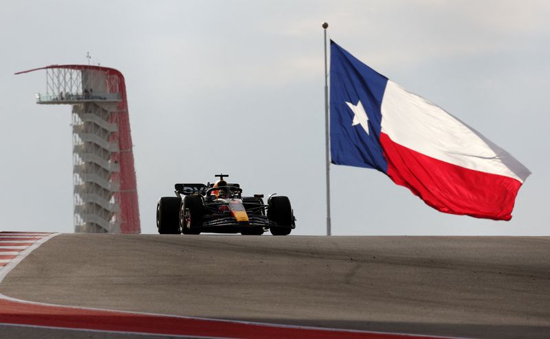 © Reuters. Fórmula Uno F1 - Gran Premio de Estados Unidos - Circuito de las Américas, Austin, Texas, EE.UU. 21 de octubre de 2023. Max Verstappen de Red Bull en acción durante la carrera sprint con la bandera de Texas de fondo REUTERS/Kaylee Greenlee Beal