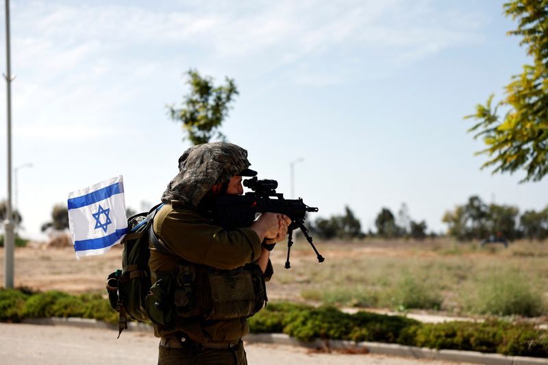 &copy; Reuters. An Israeli soldier secures an area, following a deadly infiltration by Hamas gunmen from the Gaza Strip, in Kibbutz Kissufim in southern Israel October 21, 2023. REUTERS/Amir Cohen