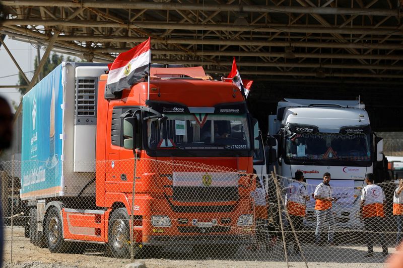 &copy; Reuters. 　パレスチナ自治区ガザ南部に２１日、エジプトとの境界のラファ検問所から搬入された人道支援物資が到着した。支援物資の到着はイスラエルによる「完全包囲」開始後初めて。写真は支