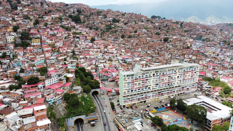 &copy; Reuters. An aerial view shows the El Valle neighborhood, a day before Venezuela elects a unity candidate to represent the country's opposition in the 2024 presidential elections, in Caracas, Venezuela October 21, 2023. REUTERS/Leonardo Fernandez Viloria