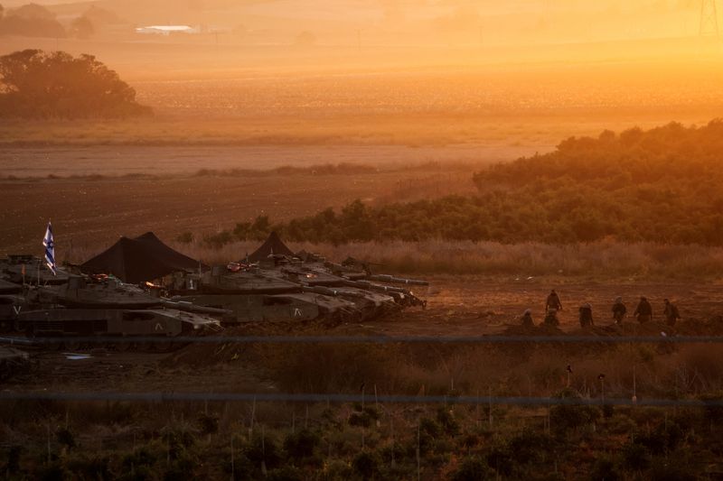 &copy; Reuters. دبابات إسرائيلية متمركزة بالقرب من الحدود مع قطاع غزة في جنوب إسرائيل يوم السبت. تصوير: بيوليتا سانتوس مورا - رويترز.