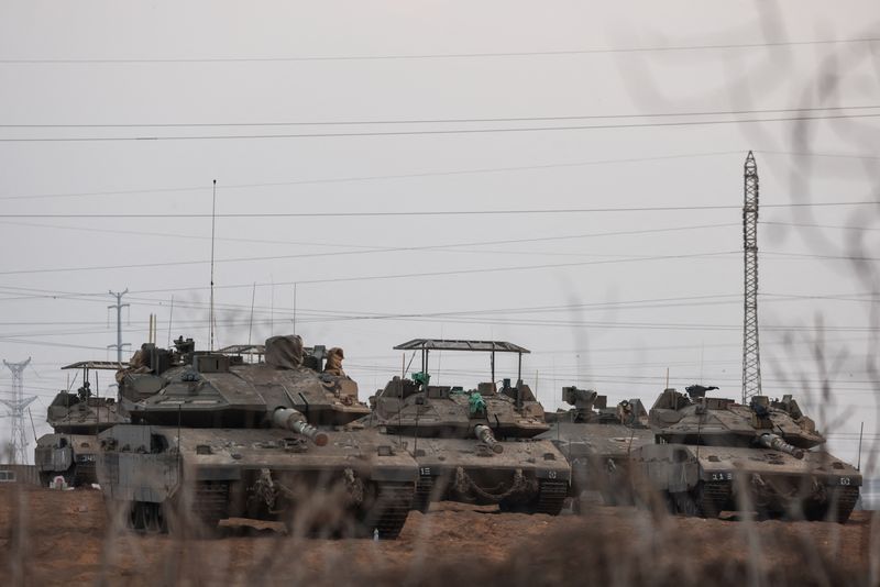 © Reuters. دبابات إسرائيلية بالقرب من الحدود مع قطاع غزة بجنوب إسرائيل يوم الأحد. تصوير: بيوليتا سانتوس مورا - رويترز.
