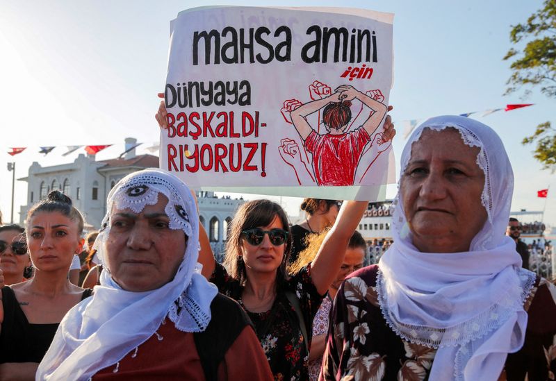 &copy; Reuters. Photo d'archives d'un rassemblement organisé à l'occasion de l'anniversaire de la mort de Mahsa Amini, à Istanbul, Turquie. Sur le panneau, on peut lire : "Nous nous révoltons contre le monde pour Mahsa Amini".  /Photo prise le 16 septembre 2023/REUTE
