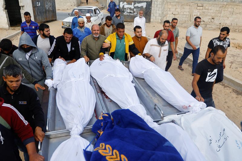 © Reuters. مشيعون خلال جنازة فلسطينيين من عائلة الأسطل الذين قتلوا في غارات إسرائيلية بخان يونس في جنوب قطاع غزة يوم الأحد. تصوير: إبراهيم أبو مصطفى - رويترز.

