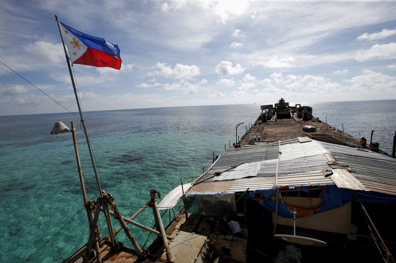 &copy; Reuters. FOTO DE ARCHIVO: Una bandera filipina ondea desde el BRP Sierra Madre, un destartalado buque de la Armada filipina encallado desde 1999 y convertido en un destacamento militar filipino en el disputado segundo banco de arena de Ayungin, parte de las islas 