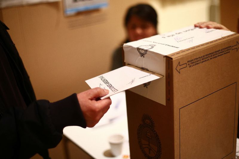 &copy; Reuters. A voter casts their ballot at a polling station, during Argentina's presidential election, in Buenos Aires, Argentina, October 22, 2023. REUTERS/Matias Baglietto