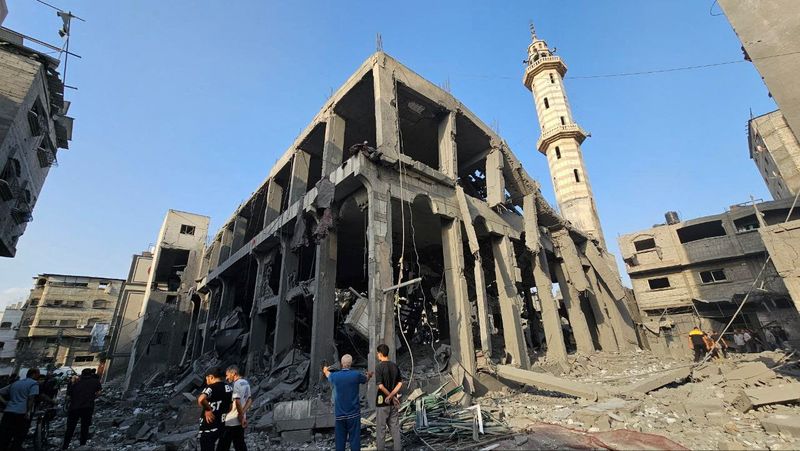 &copy; Reuters. Palestinians gather around the remains of a mosque destroyed in Israeli strikes, as the conflict between Israel and Palestinian Islamist group Hamas continues, in the northern Gaza Strip October 22, 2023. REUTERS/Anas al-Shareef