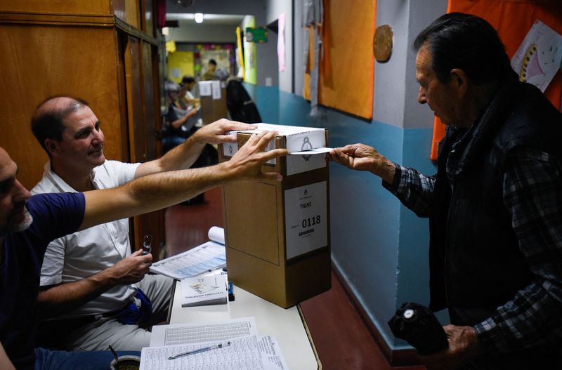 &copy; Reuters. Eleitor argentino coloca seu voto na urna em uma seção eleitoral em Buenos Aires
22/10/2023
REUTERS/Mariana Nedelcu