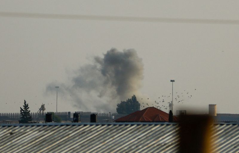 &copy; Reuters. Vue depuis Rafah, dans le sud de la bande de Gaza, sur de la fumée résultant de frappes israéliennes à la frontière avec l'Égypte, alors que le conflit entre Israël et le groupe islamiste palestinien Hamas se poursuit. /Photo prise le 22 octobre 20