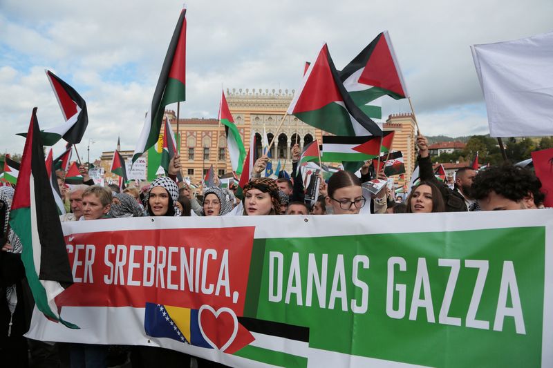 &copy; Reuters. Protesto pró-palestinos em Sarajevo; na faixa se lê "Ontém Srebrenica, hoje Gaza".
22/10/2023
REUTERS/Amel Emric