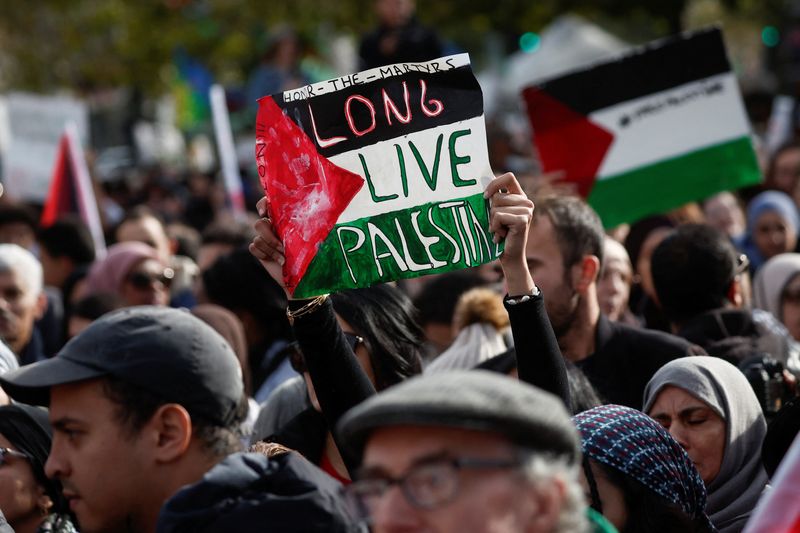 &copy; Reuters. نقابات ومنظمات عمالية فرنسية تدعو إلى السلام والوقف الفوري لإطلاق النار في غزة خلال مظاهرة في باريس يوم الأحد. تصوير: بينوا تيسييه - رويترز.