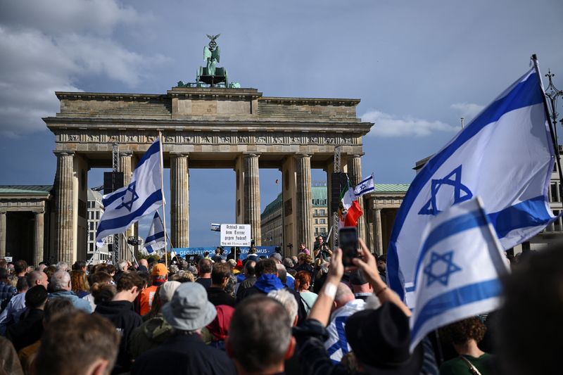 &copy; Reuters. Pessoas participam da manifestação "Contra o terror e o antissemitismo! Solidariedade com Israel", em Berlim
22/10/2023
REUTERS/Annegret Hilse