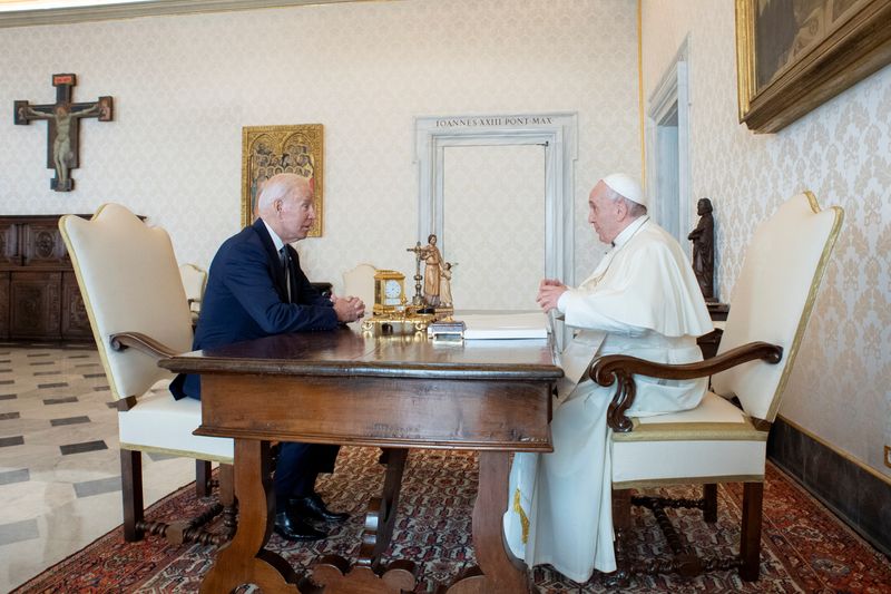 &copy; Reuters. الرئيس الأمريكي جو بايدن  والبابا فرنسيس خلال اجتماع في صورة من أرشيف رويترز.