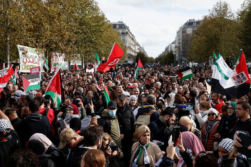 &copy; Reuters. Manifestantes em Paris pedem cessar-fogo em Gaza
22/10/2023
REUTERS/Benoit Tessier