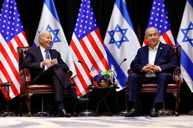 © Reuters. الرئيس الأمريكي جو بايدن ورئيس الوزراء الإسرائيلي بنيامين نتنياهو خلال اجتماع في تل أبيب بإسرائيل يوم 18 أكتوبر تشرين الأول 2023. تصوير: إيفلين هوكستين- رويترز.