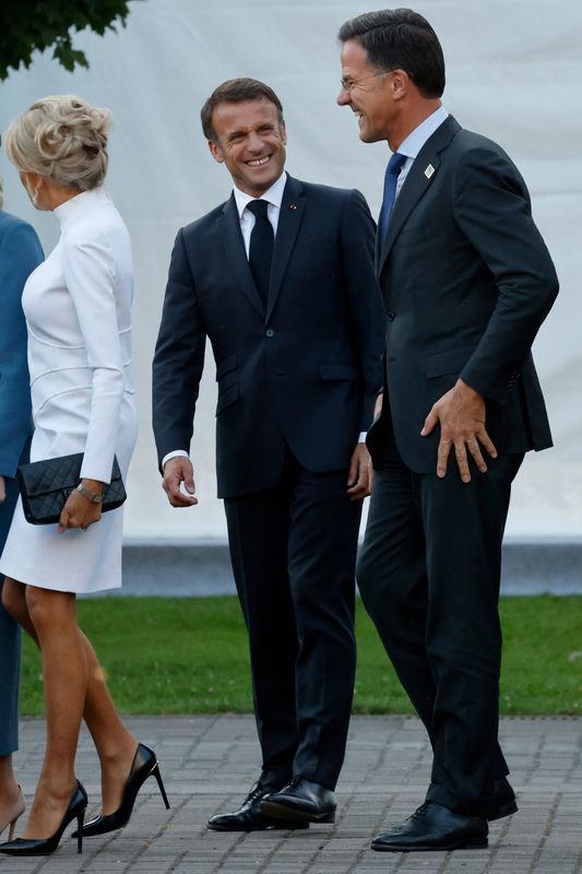 &copy; Reuters. والرئيس الفرنسي إيمانويل ماكرون ورئيس الوزراء الهولندي مارك روته في في فيلنيوس بليتوانيا يوم 11 يوليو تموز 2023. صورة لرويترز من ممثل لوكالات 