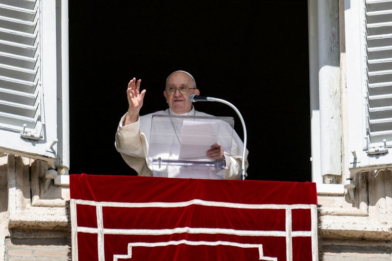 &copy; Reuters. FILE PHOTO: Pope Francis leads the Angelus prayer from his window at the Vatican, October 22, 2023. Vatican Media/­Handout via REUTERS 