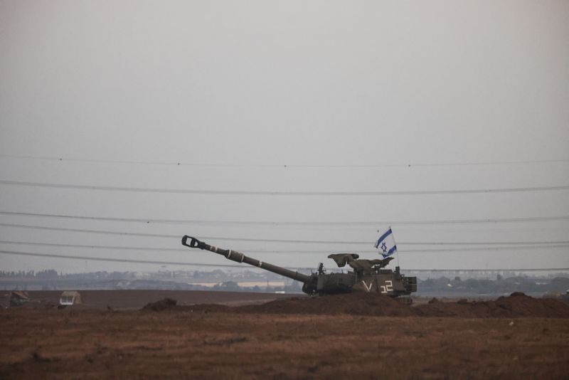 © Reuters. An Israeli flag flutters from a self-propelled howitzer near Israel's border with the Gaza Strip, in southern Israel, October 22, 2023. REUTERS/Violeta Santos Moura