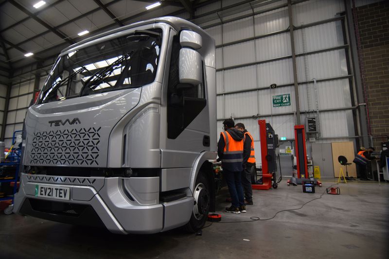 &copy; Reuters. FILE PHOTO: Engineers at electric maker Tevva work on a pre-production prototype truck at the startup's UK plant in Tilbury, Britain, January 14, 2022. Picture taken January 14, 2022. REUTERS/Nick Carey