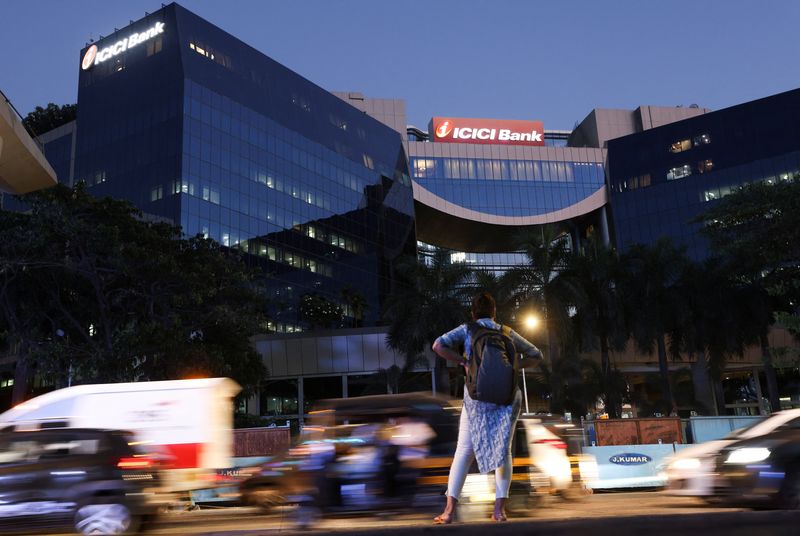 &copy; Reuters. 　１０月２１日、インド銀行大手、ＩＣＩＣＩ銀行とコタック・マヒンドラ銀行がこのほど発表した第２・四半期（７─９月）決算は、いずれも高い経済成長を支えに消費者向け融資が伸び