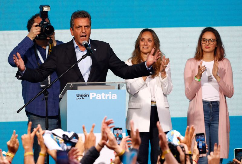 © Reuters. Argentina's presidential candidate Sergio Massa addresses supporters, as he reacts to the results of the presidential election, in Buenos Aires, Argentina October 22, 2023. REUTERS/Mariana Nedelcu 