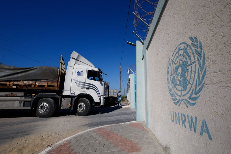 &copy; Reuters. Des camions d'aide arrivent dans un entrepôt de l'ONU dans le centre de la bande de Gaza. /Photo prise le 21 octobre 2023/REUTERS/Mohammed Salem