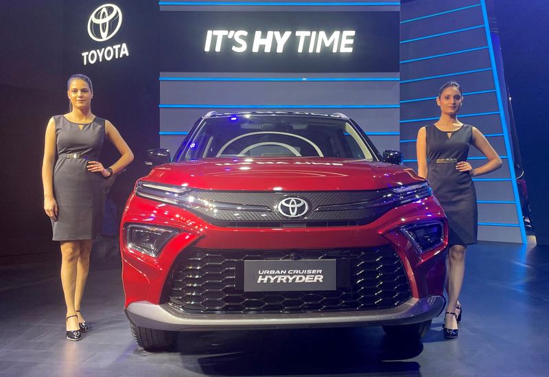 © Reuters. FILE PHOTO: Models pose at the unveiling of Toyota's new hybrid SUV Urban Cruiser Hyryder in New Delhi, India, July 1, 2022. REUTERS/Aditi Shah/File Photo