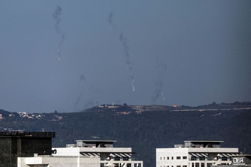 &copy; Reuters. FOTO DE ARCHIVO. Una vista muestra bengalas de iluminación en el cielo junto a la frontera de Israel con Líbano, en el norte de Israel, visto desde su lado israelí. 21 de octubre de 2023. REUTERS/Lisi Niesner