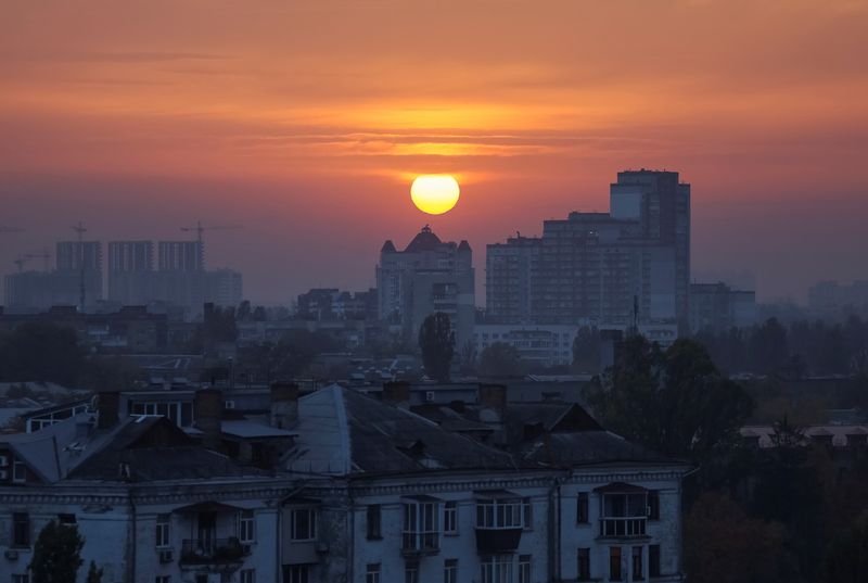 &copy; Reuters. Vue sur un coucher du soleil à Kyiv. /Photo prise le 22 octobre 2023/REUTERS/Gleb Garanich