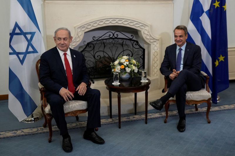 &copy; Reuters.  رئيس وزراء اليوناني كيرياكوس ميتسوتاكيس و نظيره الإسرائيلي بنيامين نتنياهو خلال اجتماع في قبرص يوم الرابع من سبتمبر أيلول 2023. صورة لرويترز