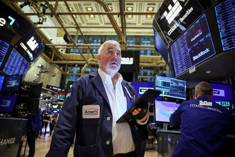 &copy; Reuters. FILE PHOTO: Traders work on the floor of the New York Stock Exchange (NYSE) in New York City, U.S., October 20, 2023.  REUTERS/Brendan McDermid/File photo