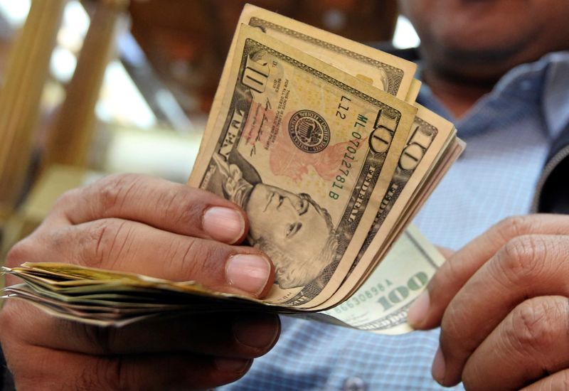 &copy; Reuters. Un homme compte des dollars américains dans un bureau de change. /Photo prise le 27 décembre 2016/REUTERS/Mohamed Abd El Ghany