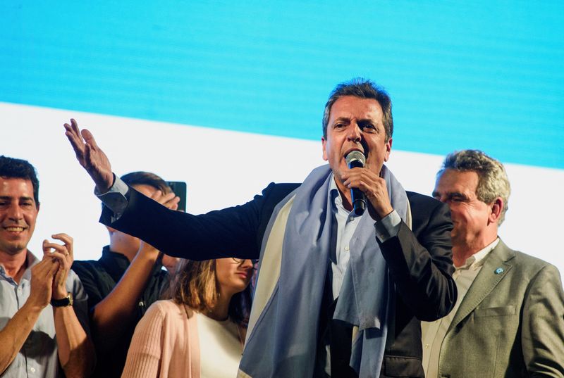 &copy; Reuters. El candidato presidencial argentino Sergio Massa se dirige a sus seguidores mientras reacciona a los resultados de las elecciones presidenciales, en Buenos Aires, Argentina. 22 de octubre de 2023. REUTERS/Martin Cossarini