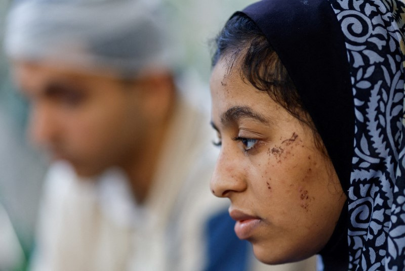 &copy; Reuters. Palestinian teenager Dima Allamdani, who fled to southern Gaza Strip with her family to avoid the constant onslaught of Israeli airstrikes in Gaza City and settled in a shelter that was later hit by Israeli jets which killed 13 of her relatives, including