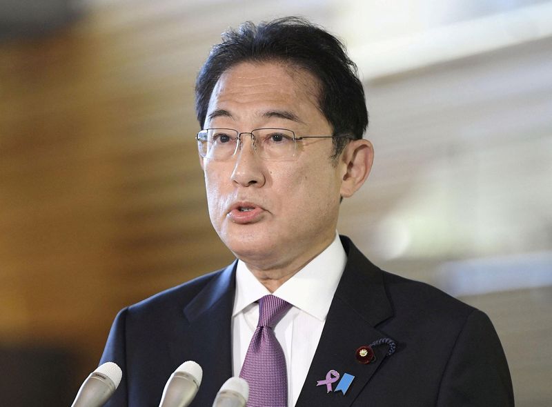 &copy; Reuters. Primeiro-ministro do Japão, Fumio Kishida, fala com a imprensa em Tóquio
24/11/2021 Kyodo/via REUTERS 