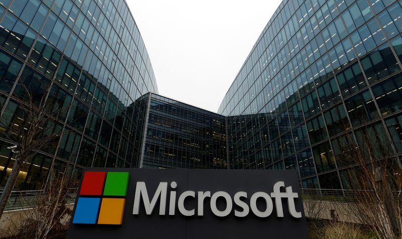 &copy; Reuters. FILE PHOTO: A view shows a Microsoft logo at Microsoft offices in Issy-les-Moulineaux near Paris, France, January 25, 2023. REUTERS/Gonzalo Fuentes/File Photo