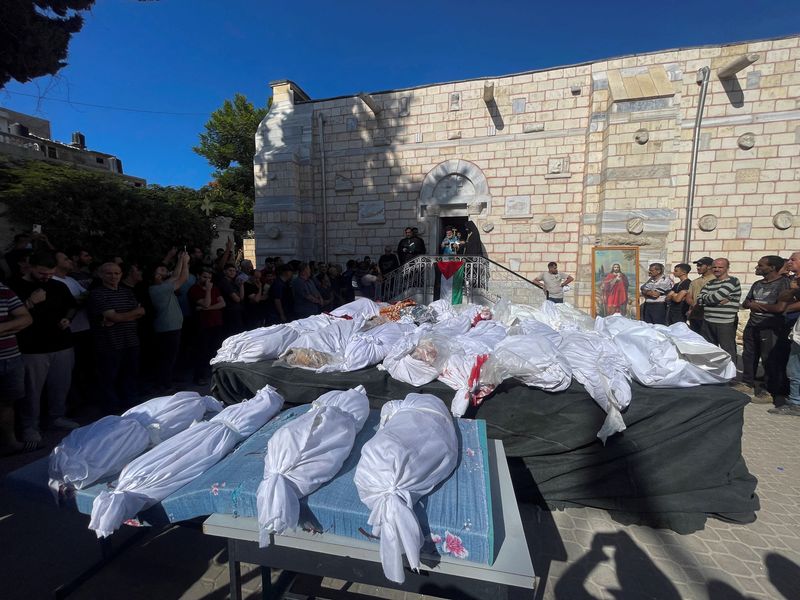 &copy; Reuters. Il funerale di alcuni dei palestinesi uccisi nel bombardamento israeliano contro la Chiesa ortodossa di San Porfirio a Gaza. 20 ottobre 2020. REUTERS/Mohammed Al-Masri     TPX IMAGES OF THE DAY