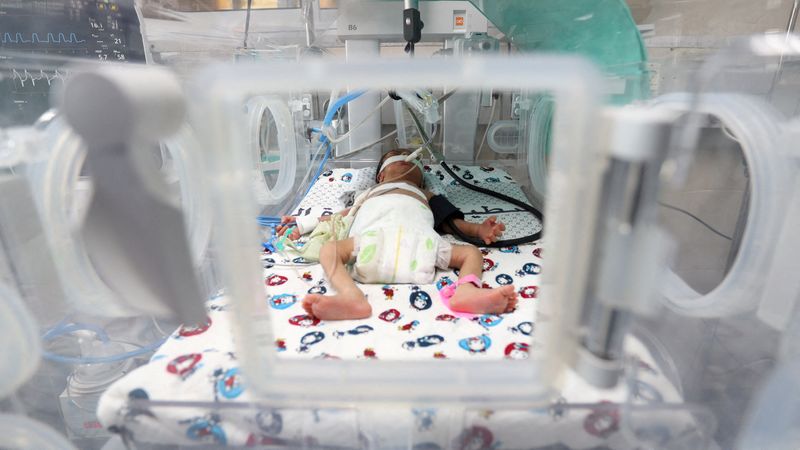 &copy; Reuters. A premature Palestinian baby lies in an incubator at the maternity ward of Shifa Hospital, which according to health officials is about to shut down as it runs out of fuel and power, as the conflict between Israel and the Palestinian Islamist group Hamas 