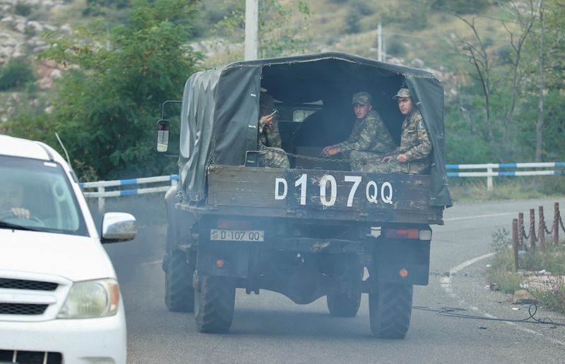 &copy; Reuters. Soldados azeris sentados em veículo militar após operação, no Azerbaijão
02/10/2023
REUTERS/Aziz Karimov