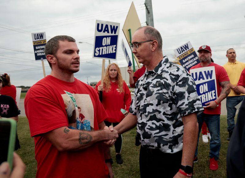 © Reuters. FILE PHOTO: United Auto Workers president Shawn Fain meets with striking UAW members from the General Motors Lansing Delta Plant, as they picket in Delta Township, Michigan U.S.  September 29, 2023.    REUTERS/Rebecca Cook/File Photo
