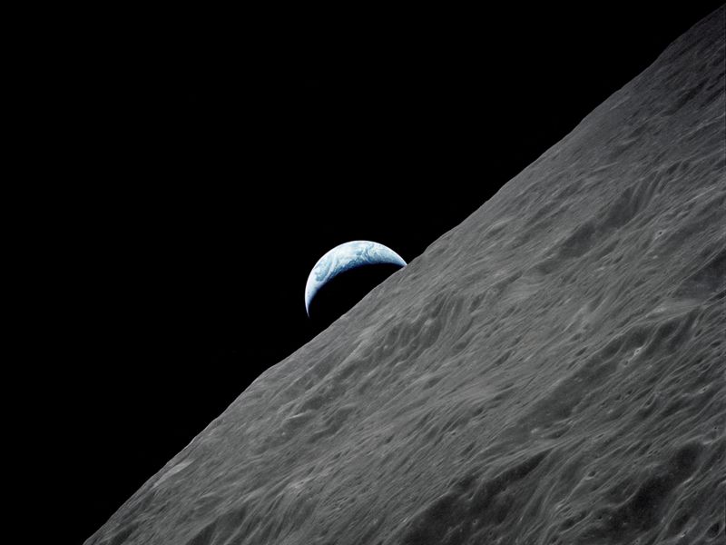 &copy; Reuters. Terra é vista através da superfície lunar em foto tirada pela Apollo 17
REUTERS/NASA/Handout
