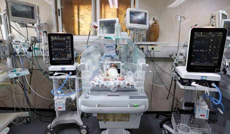&copy; Reuters. Un neonato palestinese prematuro giace in un'incubatrice nel reparto maternità dell'ospedale Shifa, che secondo i funzionari sanitari sta per chiudere a causa dell'esaurimento del carburante e dell'energia elettrica, mentre continua il conflitto tra Isra